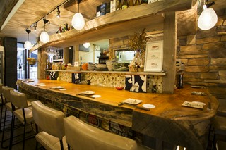 隠れ家のように落ち着ける、創意工夫を凝らした店内