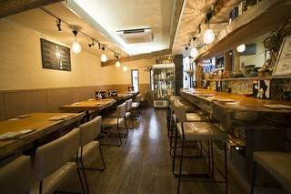 居心地が良く、料理もお酒も美味しい。つい長居したくなるお店