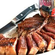 ”品質・熟成・焼き”にこだわり抜いた極上ステーキを楽しめる【ウルフギャング・ステーキハウス】アメリカ農務省（USDA）の格付けで最上級の品質と認められた牛肉しか使用していない極上ステーキが楽しめます。