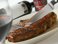 肉好きが最後にたどり着く肉とも称される「リブアイ」。プライムビーフの赤身の美味しさが堪能できます。