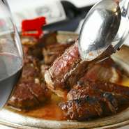 2名様用のプライムステーキです。900℃のオーブンで、短時間で焼き上げるため、外はカリッと、中はレアな状態で、熟成した肉を味わうのに最適な焼き加減を堪能していただけます。