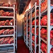 アメリカ農務省(USDA)の格付けで最上級と認定された「プライムグレード」の牛肉のみを使用。それを独自のノウハウでドライエージング（熟成）して、柔らかく、アミノ酸が増した赤身肉を中心にご堪能頂いております。