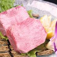 提供されている牛肉（正肉）は、日本国産の優良産地より届いた「黒毛和牛（A5）」。選りすぐりの国産黒毛和牛が持つ味わいと旨みが楽しむことができます。
