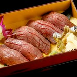 黒毛和牛そぼろ煮の海苔巻き 980円
キンパ(韓国風海苔巻き) 980円
ガーリックライス巻き 980円
黒毛和牛すじキムチの煮込み「牛丼」 880円
黒毛和牛タンの塩タンカルビ弁当 980円
