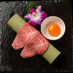 平井牛の薄切りをタレで味付けして、さっと炙って極上の卵黄で食べる、あまりの美味しさに箸が止まらなくなるほど癖になる「新感覚の焼肉」！