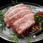 焼肉と言えばやっぱり王道のカルビは外せませんね。
黒毛和牛カルビの美味しさをお楽しみ下さい！
