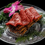 カルビと双璧をなす焼肉の大人気部位は外せませんね。
本物の牛肉の美味しさをお楽しみ下さい！