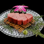 肉の甘みと風味は牛肉の部位の中でもトップクラス！
ステーキカットしたお肉をお好みの焼き加減で。