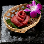 とてもサッパリして甘くギュッと噛むと味が溢れ出てくる赤身肉の王道。
880円   2カット
1,760円  4カット