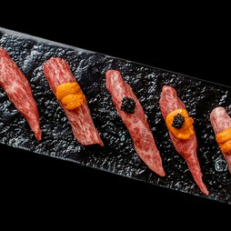 生ウニ添え　和牛炙り焼握り寿司