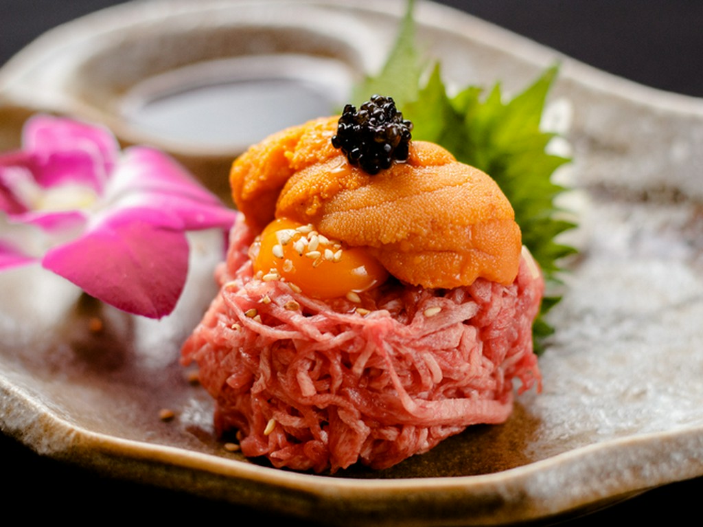 王様のタンユッケ（キャビアと生ウニ添え黒毛和牛タンのユッケ）