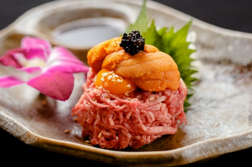 王様のタンユッケ（キャビアと生ウニ添え黒毛和牛タンのユッケ）