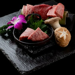 最上級の平井牛と黒毛和牛（A5・A4）を心ゆくまで味わい楽しむ高級黒毛和牛焼肉のオーダーバイキングです。