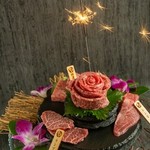 思い出に残るサプライズのメッセージを入れた肉ケーキは大好評です。大切な方の笑顔が見れる事間違いなし！