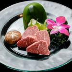 世界三大珍味との競演を味わう肉寿司、至高の名物すき焼き風焼肉とグルメな方も大満足のコースです！