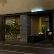 賑やかな大分市内の繁華街に、ひときわ目を引く高級感がありつつも落ち着いた趣きのある外観のお店。上質な雰囲気は、まさに大切な人との記念日や特別な時間を演出する際に最適です。同窓会やパーティーにもどうぞ。