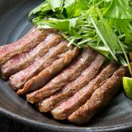 備長炭で、一気に炙り焼きしています。沖縄の天然塩がさっぱりさせつつ、牛肉の旨味をグッと引き立てます。
ハーフサイズ／1540円