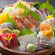 その日に豊後水道から水揚げされた魚介類をメインに使用しています。鮮度の良さは、折り紙付き。
１人前1650円から御用意しております。