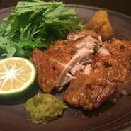 大分のブランド鶏である冠地鶏は、旨味成分が多く適度な歯ごたえと程良く柔らかい肉質。
カボスと柚子胡椒とともに食べると更に美味しくなります。