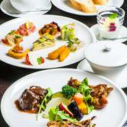 前菜盛合せ、スープ、肉料理3種盛合せ、パンorライス、デザート盛合せ、ドリンク
