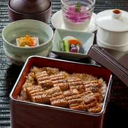 うな重、小鉢、茶碗蒸し、赤出汁、香の物、デザート
