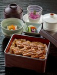 うな重、小鉢、茶碗蒸し、赤出汁、香の物、デザート
