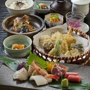 小鉢、茶碗蒸し、刺身盛り合わせ、天ぷら、煮物、赤出汁、ご飯、香の物、デザート