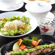 小鉢、サラダ、豊後牛サーロイン炭火焼き、茶碗蒸し、赤出汁、ご飯、香の物、デザート