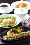 小鉢、サラダ、豊後牛サーロイン炭火焼き、茶碗蒸し、赤出汁、ご飯、香の物、デザート