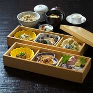 お昼限定の県外の方にオススメの大分郷土料理です。
刺身、りゅうきゅう、やせうま、鶏天、ふぐ焼売、煮魚(カボスぶり)、茶碗蒸し、だんご汁、鶏飯、香の物、カボスシャーベット
