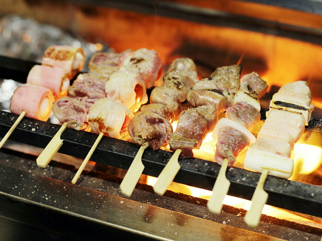 一本一本、丁重に焼き上げた焼鳥を心ゆくまで堪能