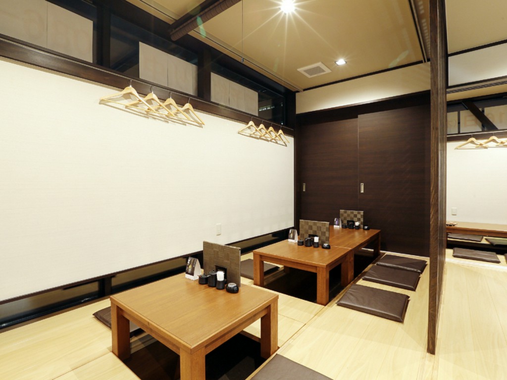 会話を楽しみながら食事ができる、落ち着いた空間