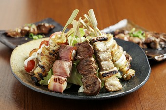 バラエティー豊かな旨みを堪能『焼鳥盛合せ』