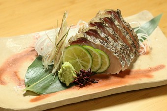 岡山の名物料理。さっぱり、そして炙った香ばしさが味のアクセントになった『鰆の塩タタキ』