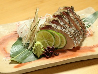 岡山の名物料理。さっぱり、そして炙った香ばしさが味のアクセントになった『鰆の塩タタキ』