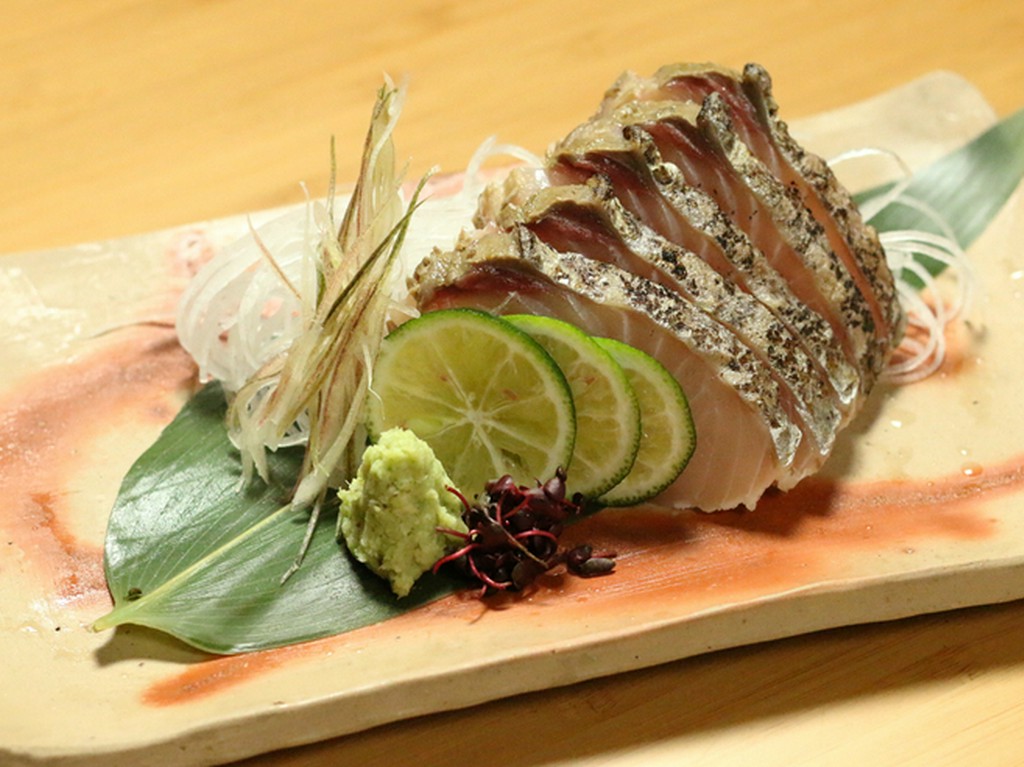 岡山の名物料理。さっぱり、そして炙った香ばしさが味のアクセントになった『鰆の塩タタキ』