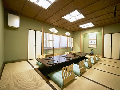 お席は、掘りごたつ式個室・テーブル席・大広間・お茶室の4種類
