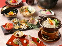 趣向を凝らした季節の料理をお楽しみいただける『高砂懐石』。八寸は、海や山の幸を使って、目にも楽しいあしらいでご用意します。会食やお祝いのお集まりにもご好評をいただいております。