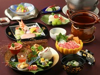 日本の四季折々が感じられる洗練された懐石を、老舗旅館直営の特別空間でお楽しみください。食前酒から始まり、先付、お造り、八寸、鍋、釜ご飯など、素材の味わいを奥深く表現した料理の数々をぜひ。

