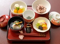 だしまき玉子、稲庭うどん(温・冷)、デザート付