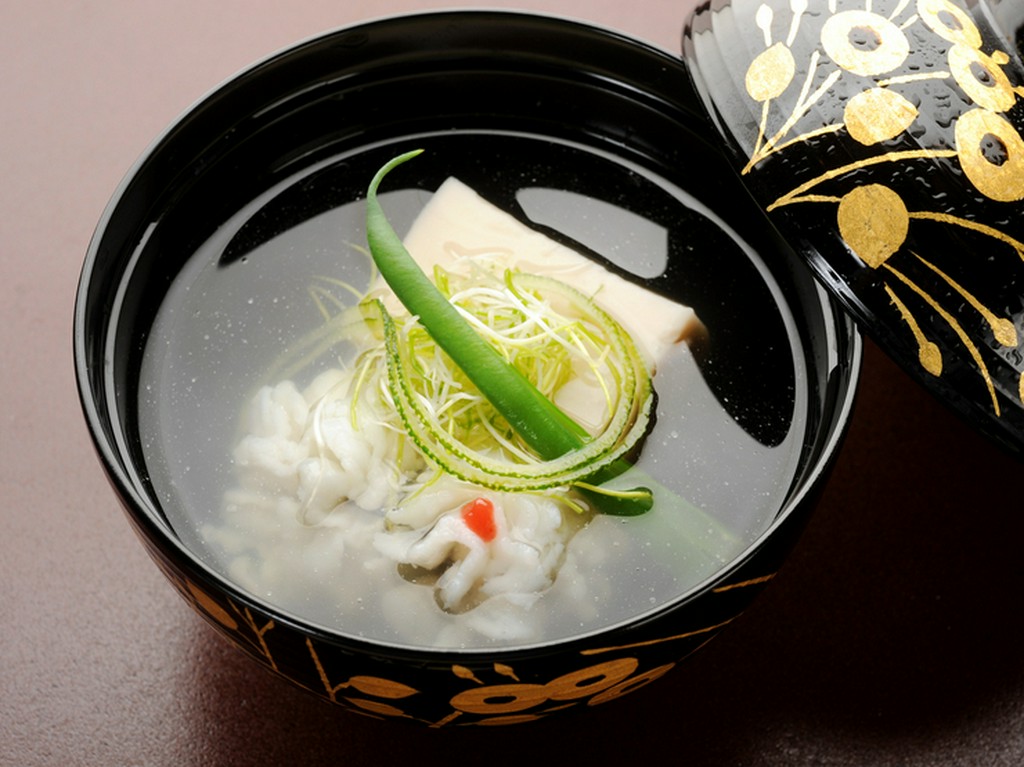 出汁からこだわって旨味を凝縮させた『煮物椀』