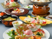 昼席一般テーブル席限定。季節の食材を、色とりどりのお料理に。心からのおもてなしでゆったりとお過ごしいただけます。ご宴会や同窓会など、グループでお集まりの際におすすめのプランです。※平日なら個室利用可