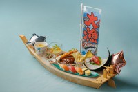 お子様に大人気のメニューを舟盛りでご提供いたします。にぎり寿司、揚げ物、ハンバーグやデザートも付いた豪華な内容です。