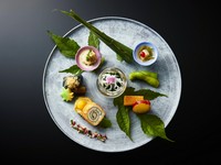 旬の食材を少しずつ、豊富に楽しんでいただけるコースです。素材本来の旨みを生かした味わいをご堪能ください。また、比較的リーズナブルな価格のため、ディナーコースを予約される前の下見にもご利用ください。