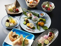 様々な味わいの点心に、旬素材を使用した天ぷらをお付けしました。細部にまでこだわり、器や盛り付けから、見た目にも季節を感じ取れる料理が揃います。お昼の贅沢な女子会やご宴会、会食などのお食事にぜひどうぞ。