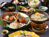 趣向を凝らした季節の料理をお楽しみいただける『高砂懐石』。八寸は、海や山の幸を使って、目にも楽しいあしらいでご用意します。会食やお祝いのお集まりにもご好評をいただいております。