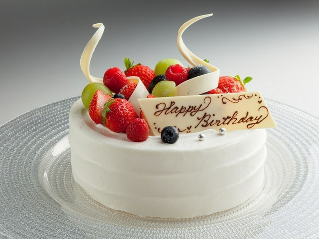 乾杯スパークリングとケーキでとっておきの記念日を演出