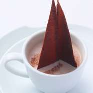 エスプレッソのプリンに甘く煮込んだ栗をプラス。ラム酒と栗のペーストでスープに見立てたドルチェです。