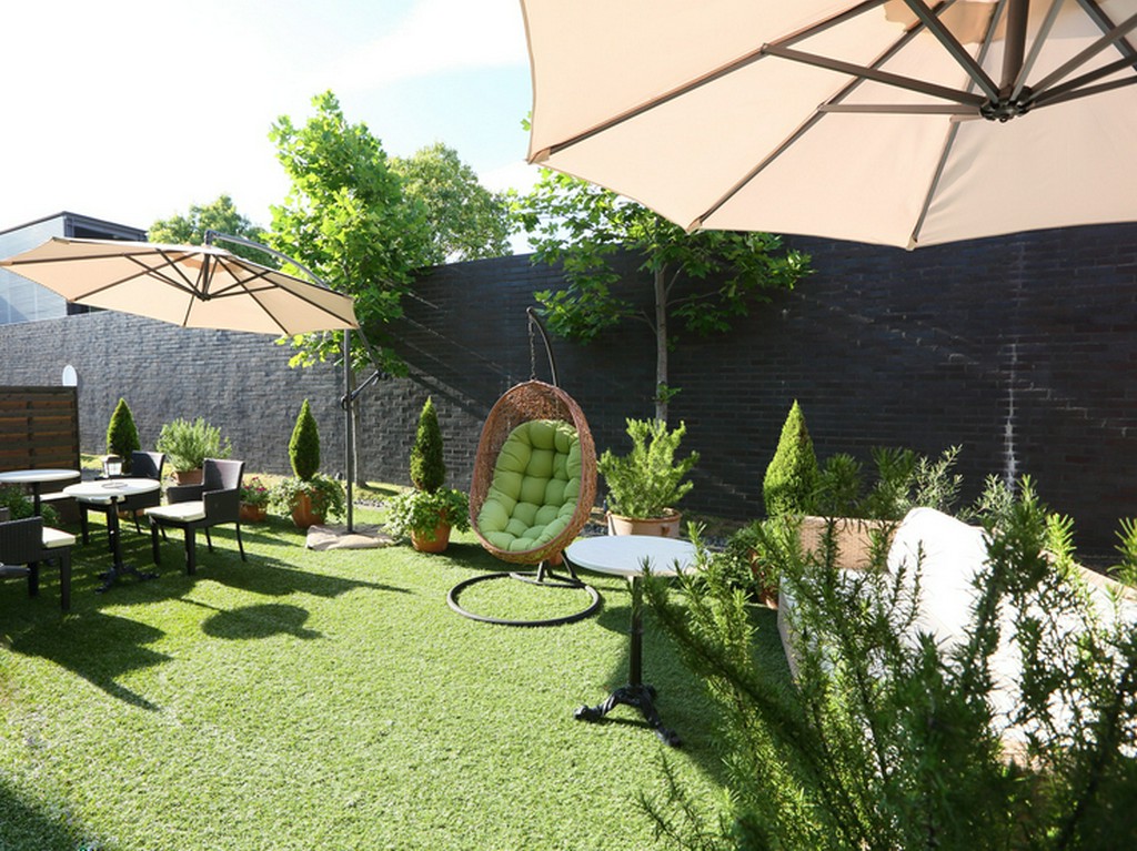 鮮やかな緑に包まれるテラス席では食後のひとときを