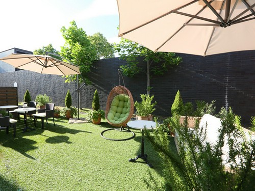 鮮やかな緑に包まれるテラス席では食後のひとときを